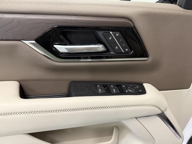 Photo of 2025 Summit White GMC Yukon XL