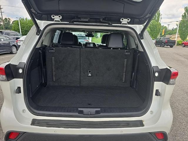Photo of 2021 Blizzard Pearl Toyota Highlander