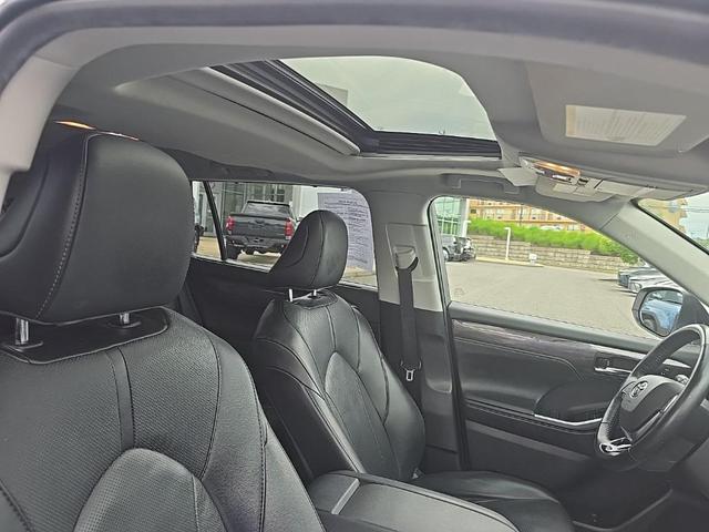 Photo of 2021 Blizzard Pearl Toyota Highlander