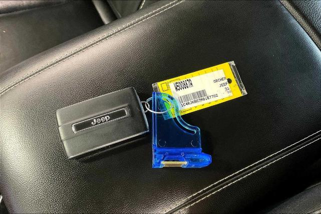Photo of 2021 Diamond Black Jeep Grand Cherokee L