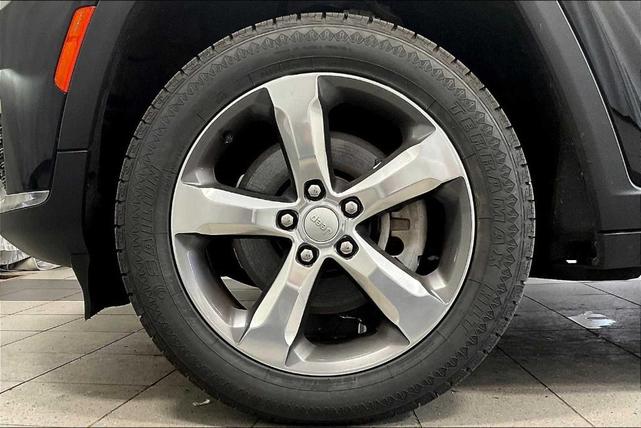 Photo of 2021 Diamond Black Jeep Grand Cherokee L