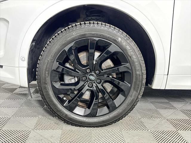 Photo of 2022 White Land Rover Discovery Sport