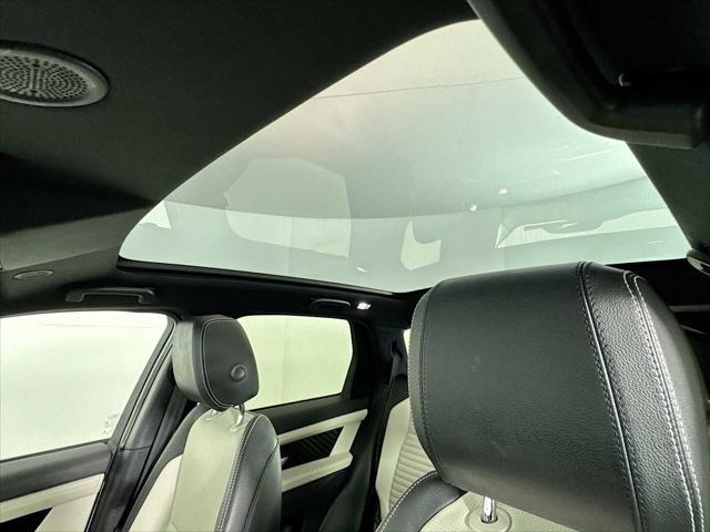 Photo of 2022 White Land Rover Discovery Sport