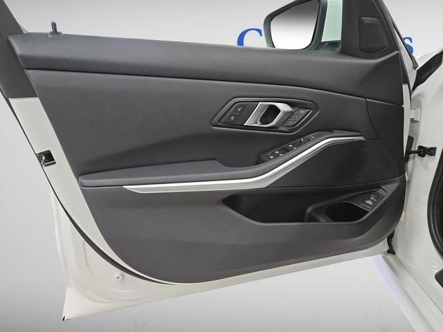 Photo of 2025 Alpine White BMW 330