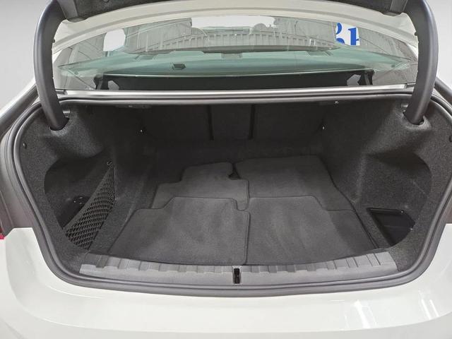 Photo of 2025 Alpine White BMW 330