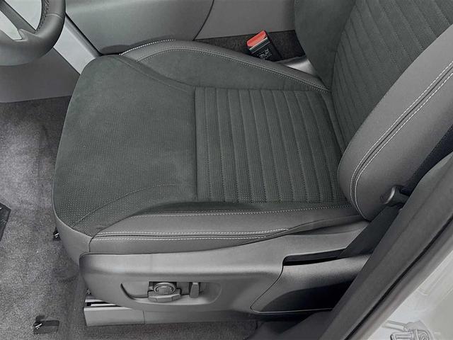 Photo of 2025 Fuji White Land Rover Discovery