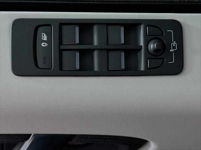 Photo of 2025 Santorini Black Land Rover Discovery Sport