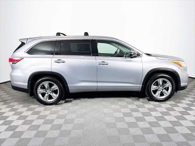 Photo of 2015 Silver Sky Metallic Toyota Highlander