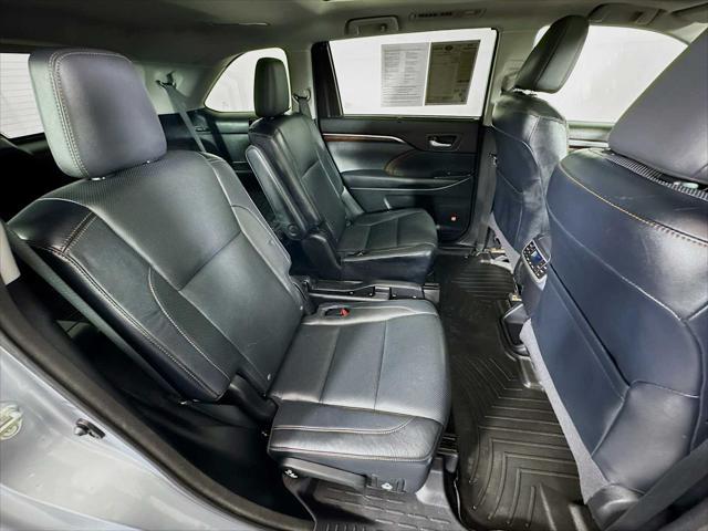 Photo of 2015 Silver Sky Metallic Toyota Highlander