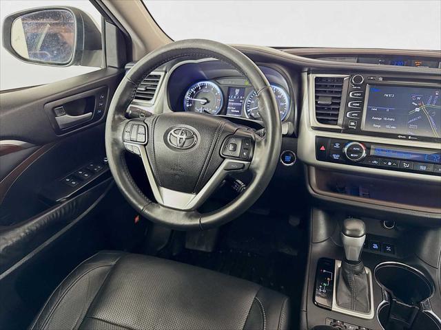 Photo of 2015 Silver Sky Metallic Toyota Highlander