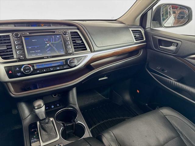 Photo of 2015 Silver Sky Metallic Toyota Highlander