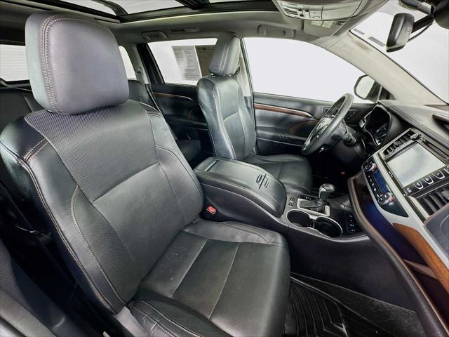 Photo of 2015 Silver Sky Metallic Toyota Highlander