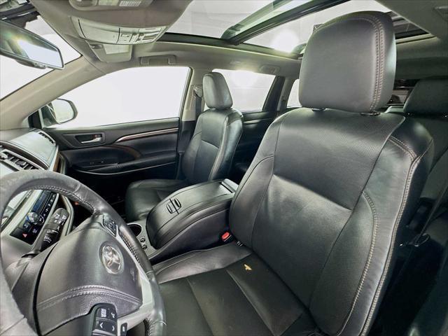 Photo of 2015 Silver Sky Metallic Toyota Highlander