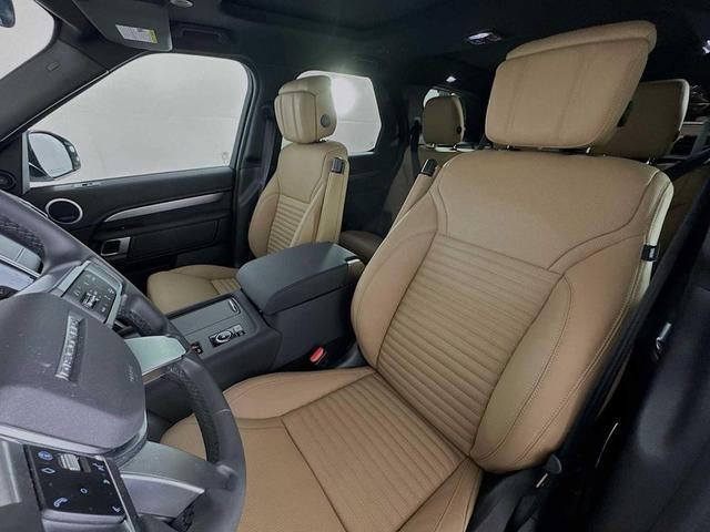 Photo of 2025 Fuji White Land Rover Discovery