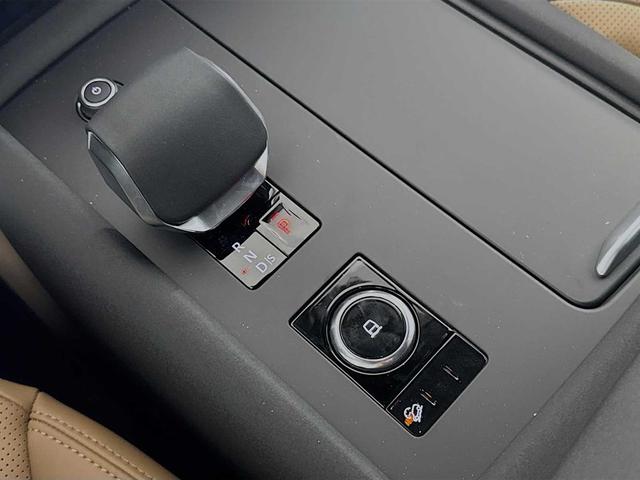 Photo of 2025 Fuji White Land Rover Discovery