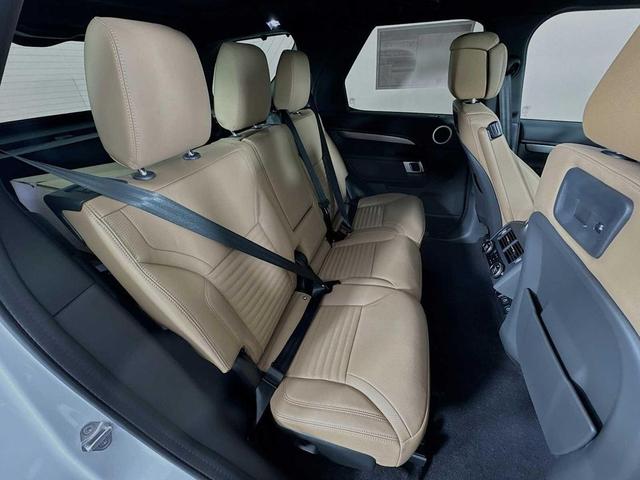 Photo of 2025 Fuji White Land Rover Discovery