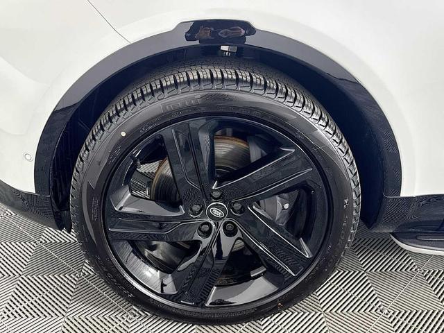 Photo of 2025 Fuji White Land Rover Discovery
