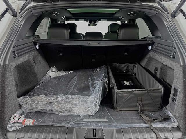 Photo of 2025 Fuji White Land Rover Range Rover Sport