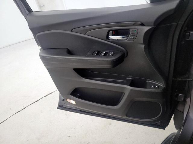 Photo of 2022 Gray Honda Pilot