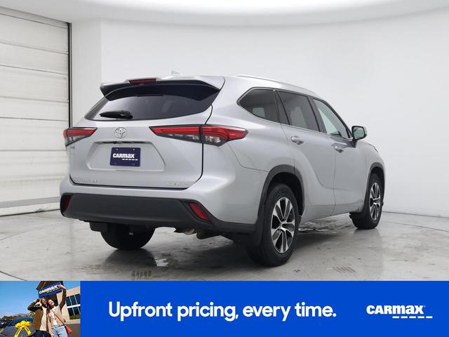 Photo of 2022 Silver Toyota Highlander