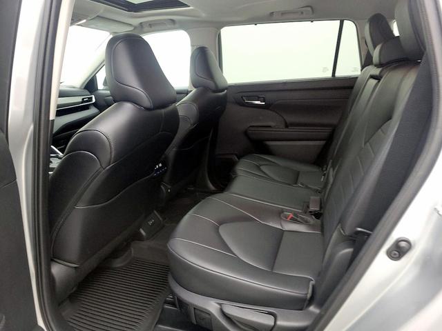 Photo of 2022 Silver Toyota Highlander