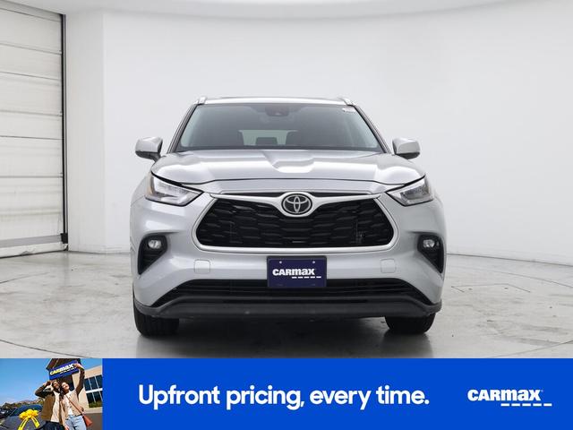 Photo of 2022 Silver Toyota Highlander