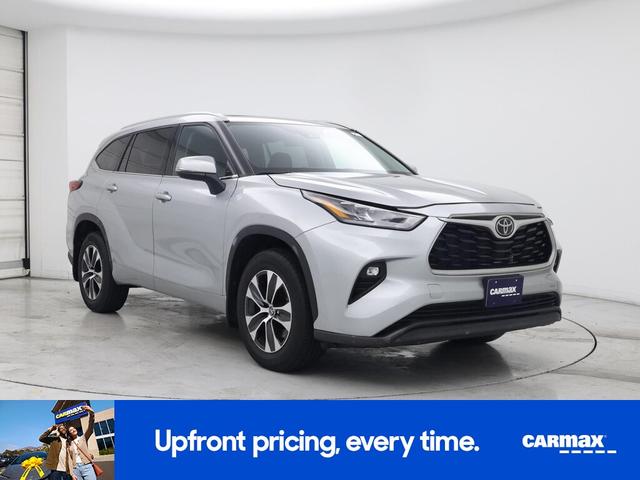 Photo of 2022 Silver Toyota Highlander