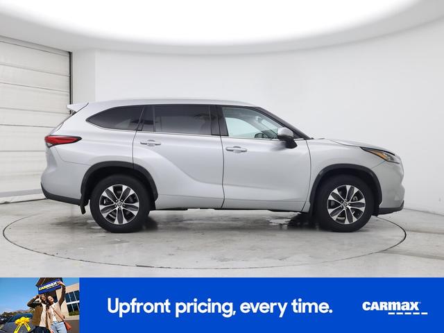 Photo of 2022 Silver Toyota Highlander