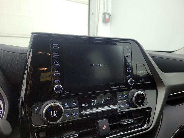 Photo of 2022 Silver Toyota Highlander