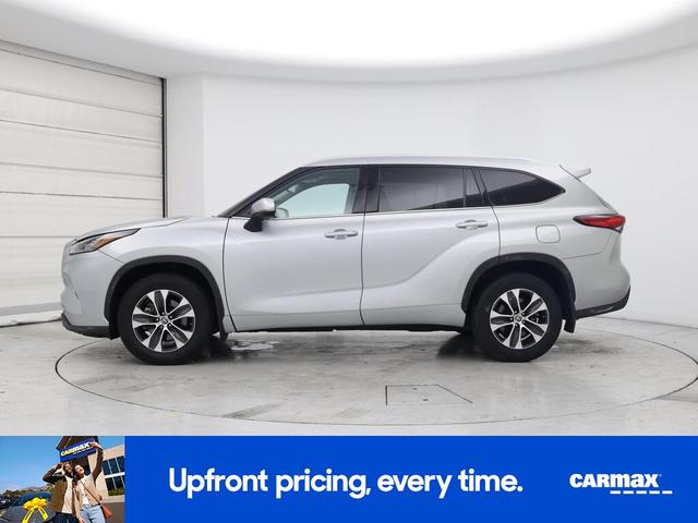Photo of 2022 Silver Toyota Highlander