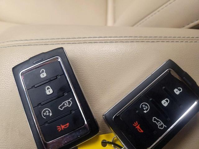 Photo of 2021 White Jeep Grand Cherokee L
