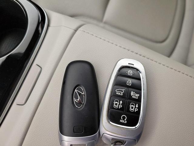 Photo of 2022 Black Hyundai TUCSON Hybrid