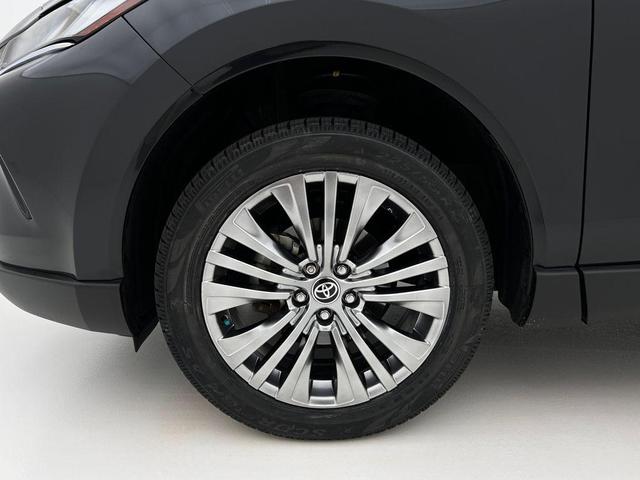Photo of 2022 Celestial Black Toyota Venza