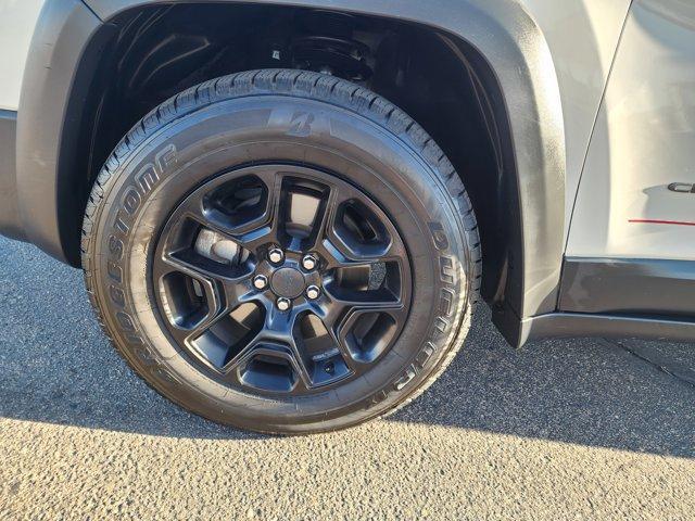 Photo of 2019 Pearl White Pearlcoat Jeep Cherokee