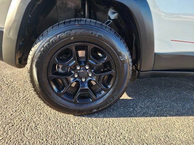 Photo of 2019 Pearl White Pearlcoat Jeep Cherokee