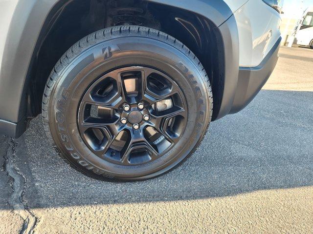 Photo of 2019 Pearl White Pearlcoat Jeep Cherokee