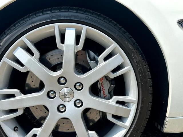 Photo of 2012 White Maserati GranTurismo