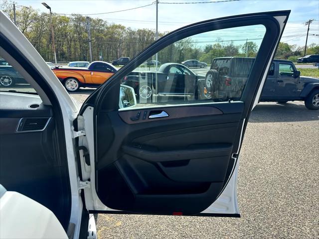 Photo of 2015 White Mercedes-Benz M-Class
