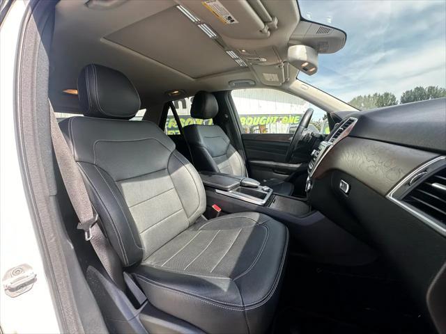 Photo of 2015 White Mercedes-Benz M-Class