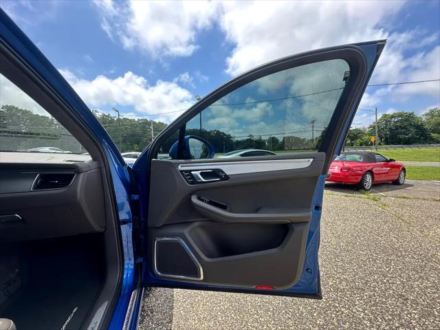 Photo of 2016 Blue Porsche Macan