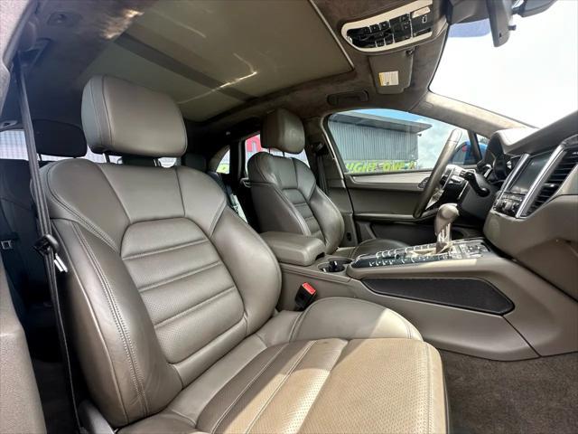 Photo of 2016 Blue Porsche Macan