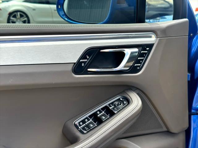 Photo of 2016 Blue Porsche Macan