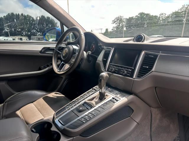 Photo of 2016 Blue Porsche Macan