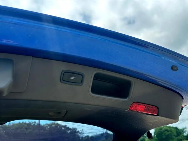 Photo of 2016 Blue Porsche Macan