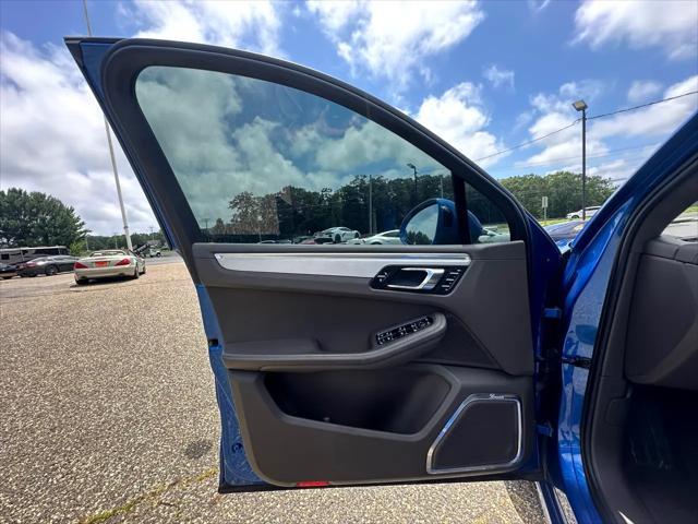 Photo of 2016 Blue Porsche Macan