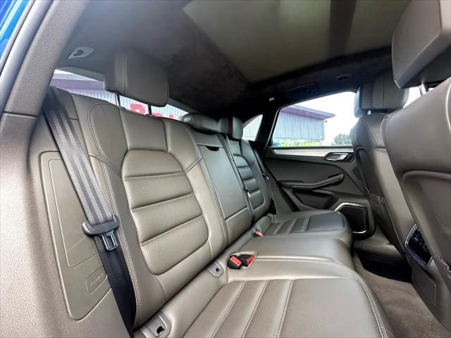 Photo of 2016 Blue Porsche Macan
