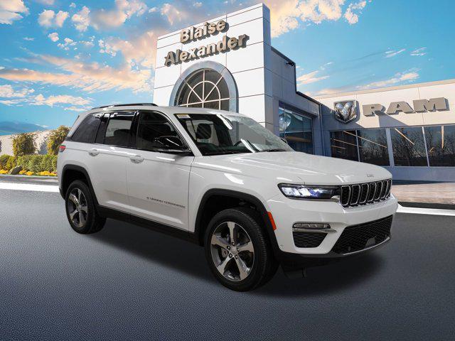 Photo of 2025 Bright White Clearcoat Jeep Grand Cherokee