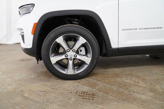 Photo of 2025 Bright White Clearcoat Jeep Grand Cherokee