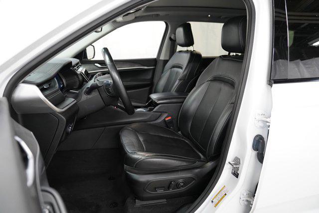 Photo of 2021 Bright White Clearcoat Jeep Grand Cherokee L