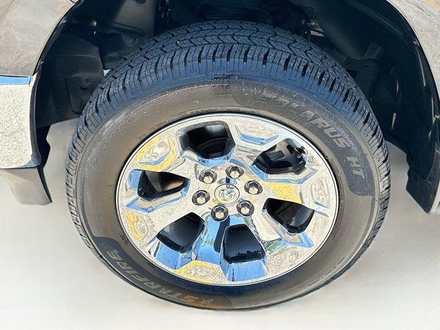 Photo of 2020 Diamond Black Crystal Pearlcoat RAM 1500